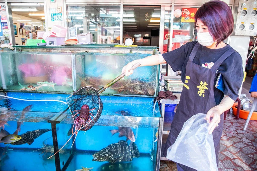 三葉活海鮮｜公開透明不偷斤減兩，料理全程通通看得到，在地經營傳承三代五十年活海鮮
