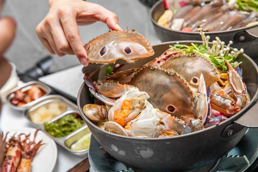 市場最低價萬里三點蟹一隻150元!花義思廚坊自家漁船直送,金山萬里必吃活海鮮。