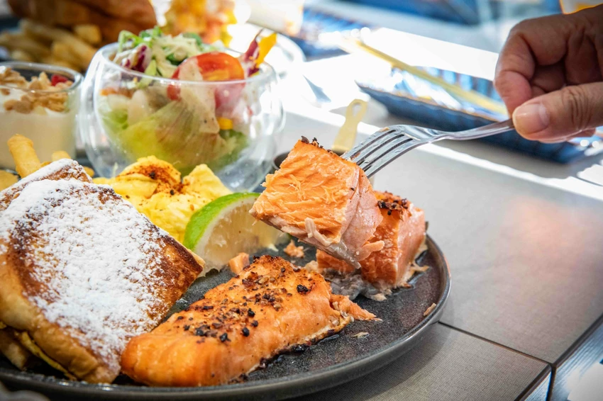 台北東區早午餐！忠孝敦化站At.First早寓More平日也客滿，大份量早午餐盤無雷。