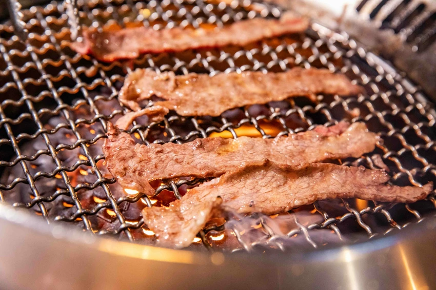 桃園燒肉吃到飽王者！大漠紅奢華升級，夢幻厚切牛舌無限續點。