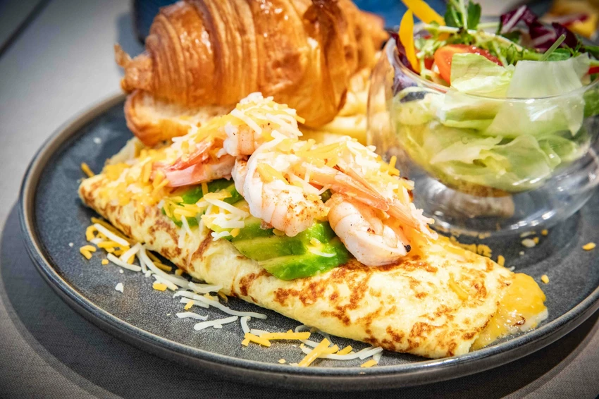 台北東區早午餐！忠孝敦化站At.First早寓More平日也客滿，大份量早午餐盤無雷。