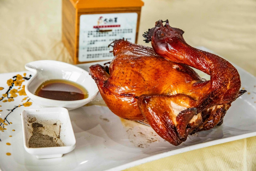 宜蘭交流道旁超人氣烤雞！大仁哥脆皮桶仔雞，外酥內嫩蔗香入味。