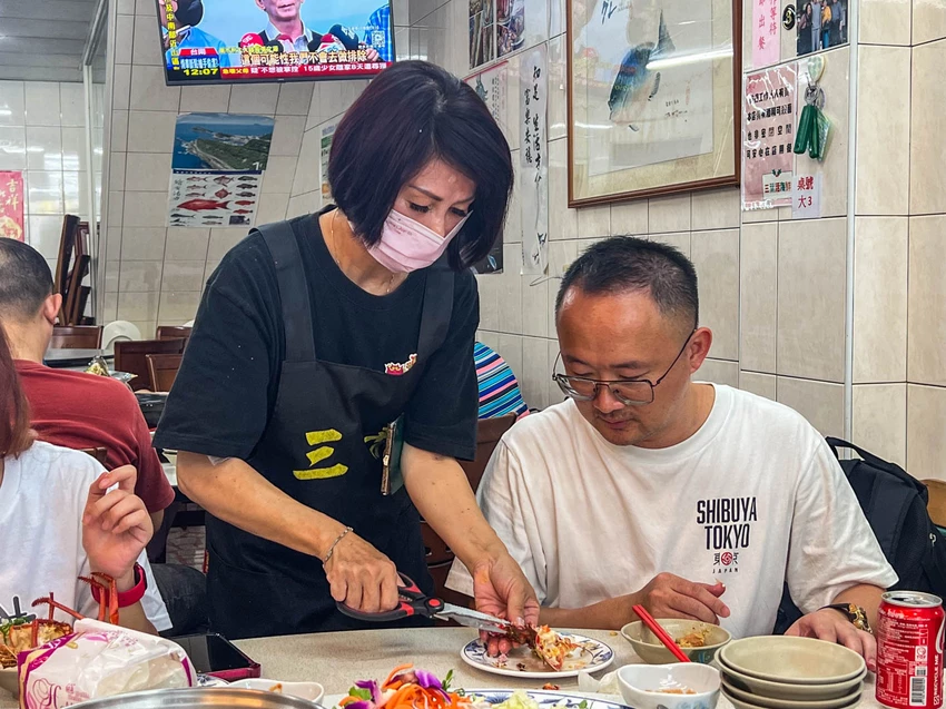 三葉活海鮮｜公開透明不偷斤減兩，料理全程通通看得到，在地經營傳承三代五十年活海鮮