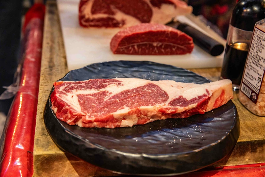 桃園燒肉吃到飽王者！大漠紅奢華升級，夢幻厚切牛舌無限續點。