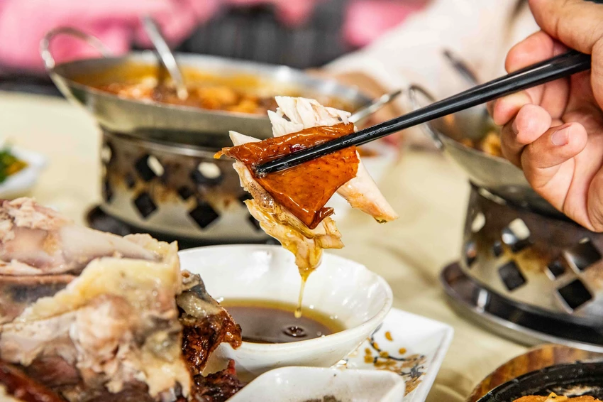 宜蘭交流道旁超人氣烤雞！大仁哥脆皮桶仔雞，外酥內嫩蔗香入味。