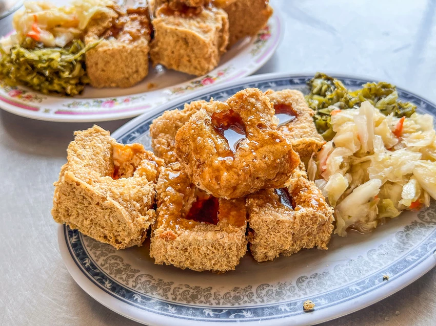 廟口阿嬷臭豆腐｜在地人大推薦阿嬤級的酥炸臭豆腐，外酥內嫩還很多汁，超過五十年歷史真實力