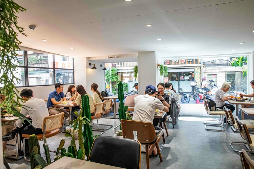 台北東區早午餐！忠孝敦化站At.First早寓More平日也客滿，大份量早午餐盤無雷。