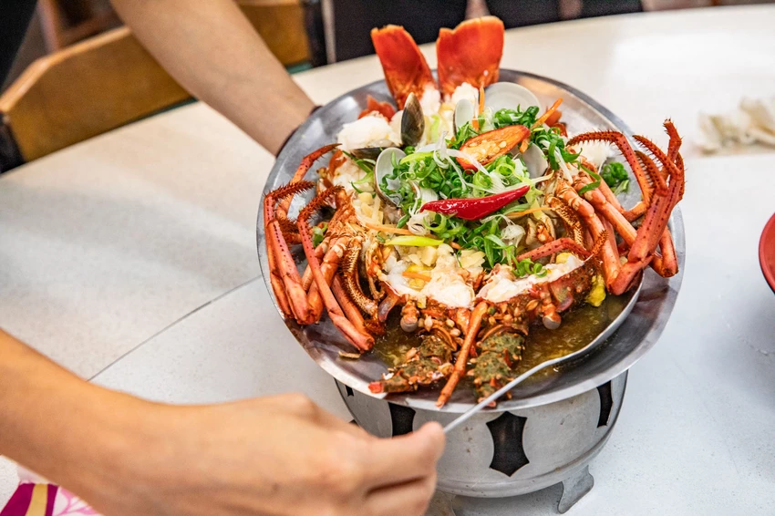 三葉活海鮮｜公開透明不偷斤減兩，料理全程通通看得到，在地經營傳承三代五十年活海鮮