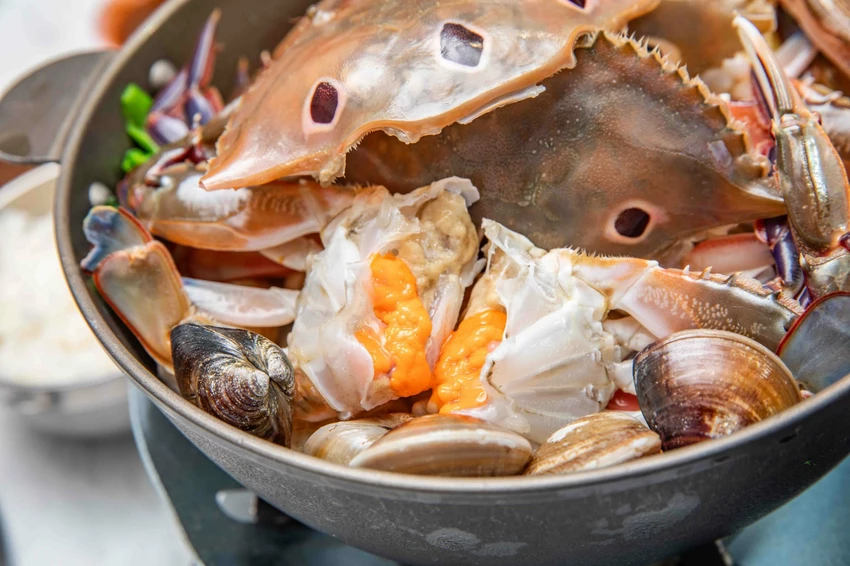 市場最低價萬里三點蟹一隻150元!花義思廚坊自家漁船直送,金山萬里必吃活海鮮。