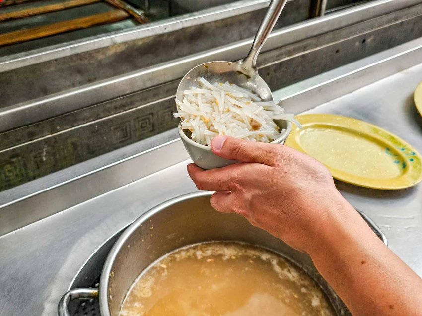 陽明山超佛心土雞城！米粉湯地瓜湯無限吃到飽，戶外大樹下用餐超有FU。