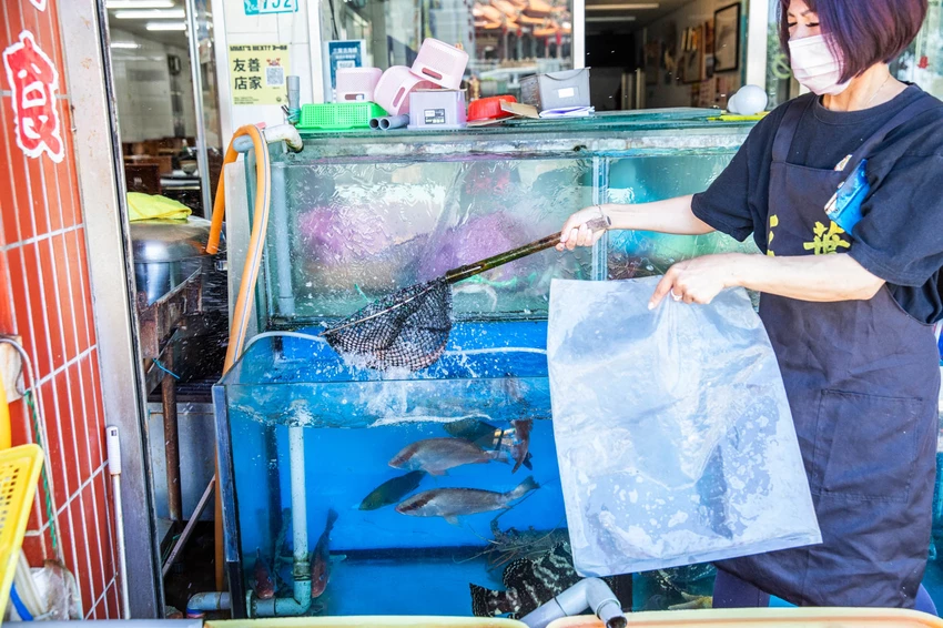 三葉活海鮮｜公開透明不偷斤減兩，料理全程通通看得到，在地經營傳承三代五十年活海鮮