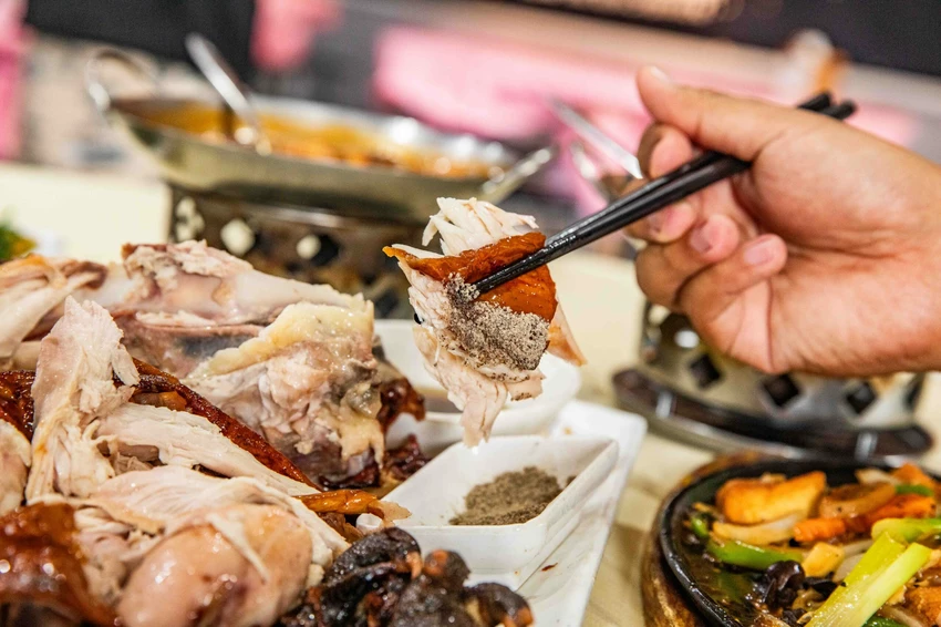 宜蘭交流道旁超人氣烤雞！大仁哥脆皮桶仔雞，外酥內嫩蔗香入味。