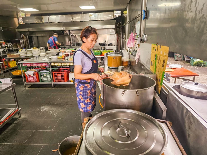 陽明山超佛心土雞城！米粉湯地瓜湯無限吃到飽，戶外大樹下用餐超有FU。
