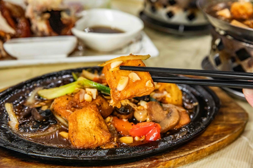 宜蘭交流道旁超人氣烤雞！大仁哥脆皮桶仔雞，外酥內嫩蔗香入味。