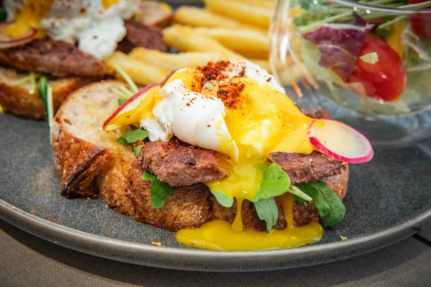 台北東區早午餐！忠孝敦化站At.First早寓More平日也客滿，大份量早午餐盤無雷。