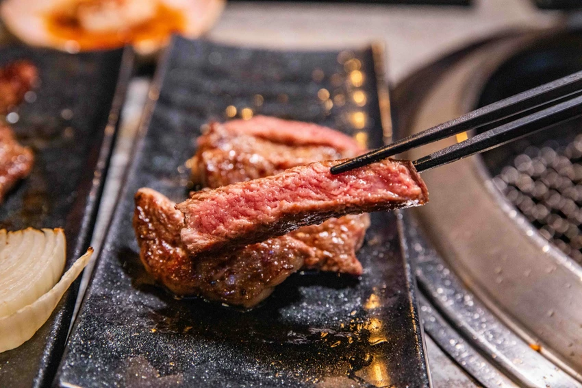 桃園燒肉吃到飽王者！大漠紅奢華升級，夢幻厚切牛舌無限續點。