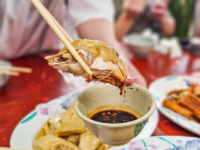陽明山超佛心土雞城！米粉湯地瓜湯無限吃到飽，戶外大樹下用餐超有FU。