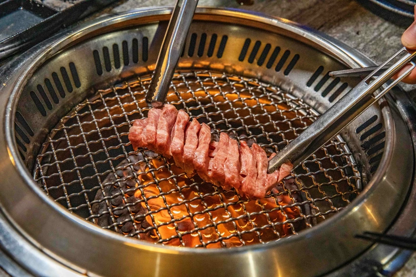 桃園燒肉吃到飽王者！大漠紅奢華升級，夢幻厚切牛舌無限續點。