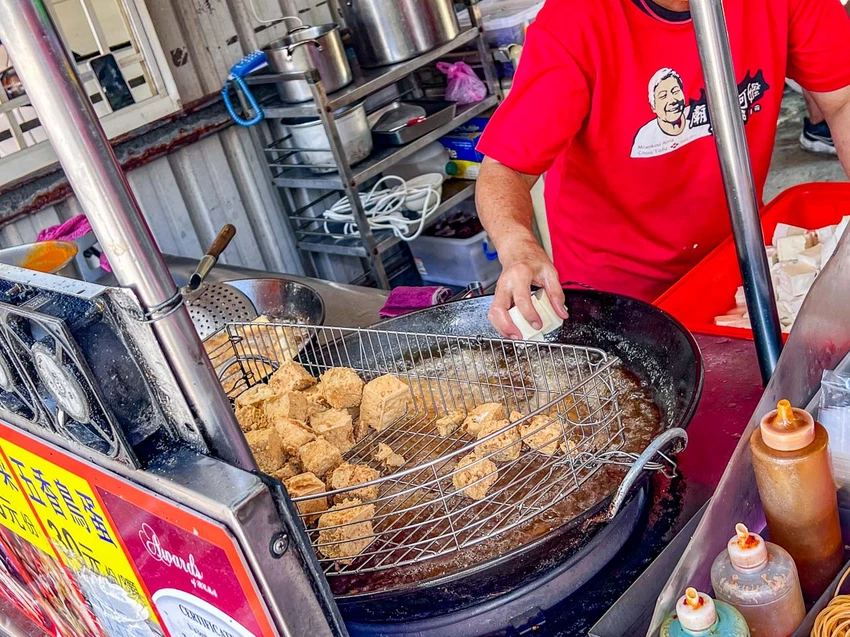 廟口阿嬷臭豆腐｜在地人大推薦阿嬤級的酥炸臭豆腐，外酥內嫩還很多汁，超過五十年歷史真實力