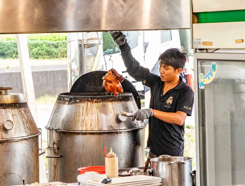 宜蘭交流道旁超人氣烤雞！大仁哥脆皮桶仔雞，外酥內嫩蔗香入味。
