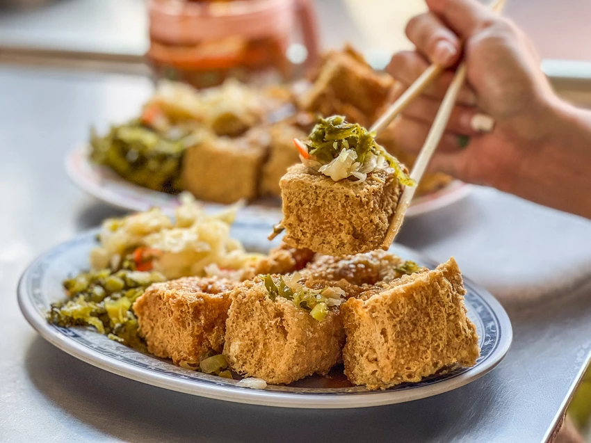 廟口阿嬷臭豆腐｜在地人大推薦阿嬤級的酥炸臭豆腐，外酥內嫩還很多汁，超過五十年歷史真實力