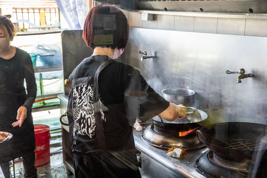 三葉活海鮮｜公開透明不偷斤減兩，料理全程通通看得到，在地經營傳承三代五十年活海鮮