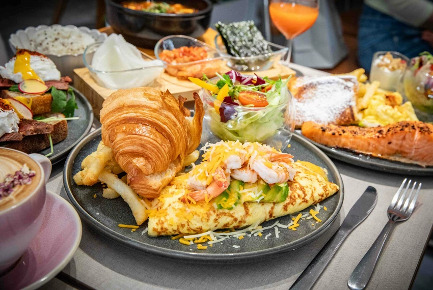 台北東區早午餐！忠孝敦化站At.First早寓More平日也客滿，大份量早午餐盤無雷。