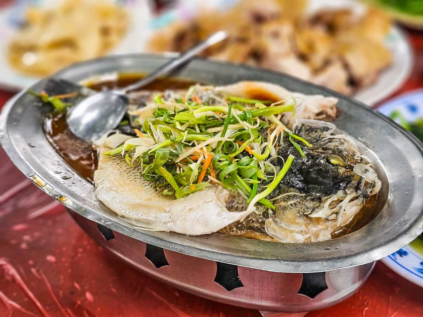 陽明山超佛心土雞城！米粉湯地瓜湯無限吃到飽，戶外大樹下用餐超有FU。