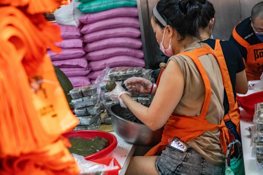 九份必買伴手禮！阿蘭草仔粿銅板價20元就能吃到，九份老街人氣排隊小吃。