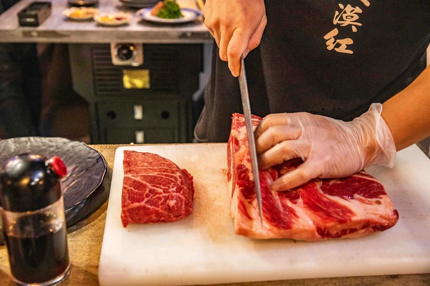 桃園燒肉吃到飽王者！大漠紅奢華升級，夢幻厚切牛舌無限續點。