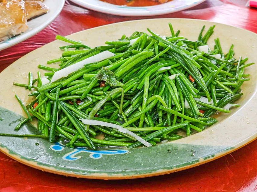 陽明山超佛心土雞城！米粉湯地瓜湯無限吃到飽，戶外大樹下用餐超有FU。