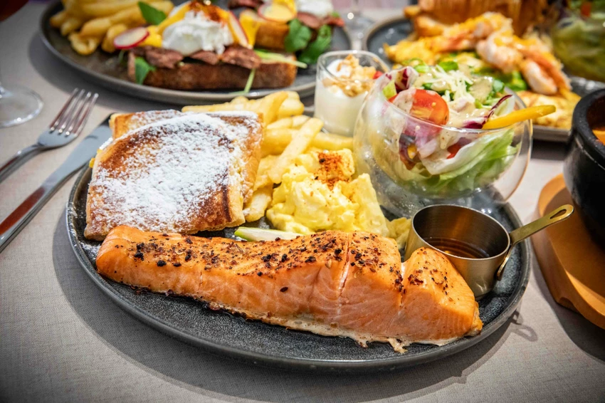 台北東區早午餐！忠孝敦化站At.First早寓More平日也客滿，大份量早午餐盤無雷。