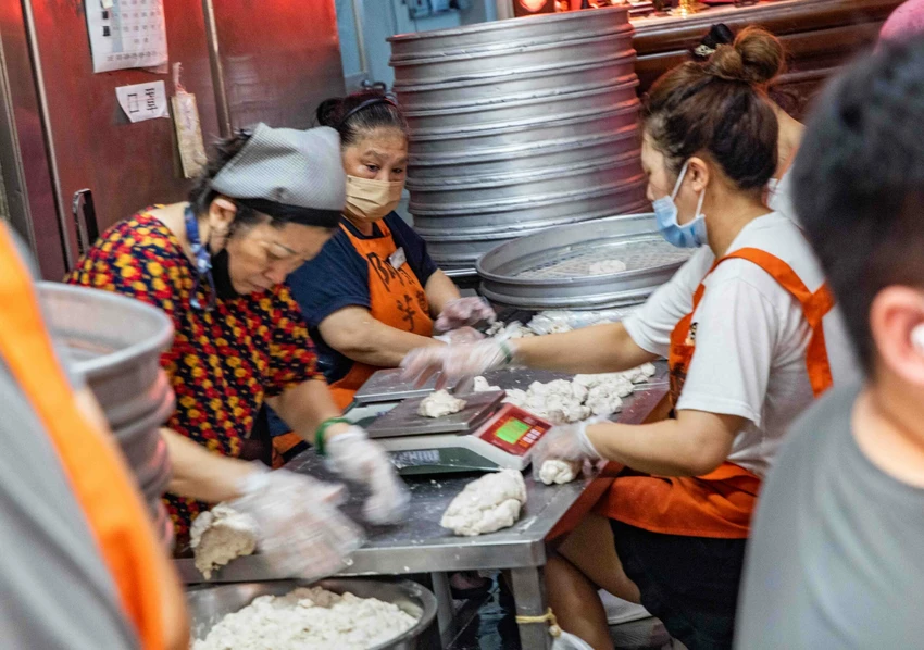 九份必買伴手禮！阿蘭草仔粿銅板價20元就能吃到，九份老街人氣排隊小吃。