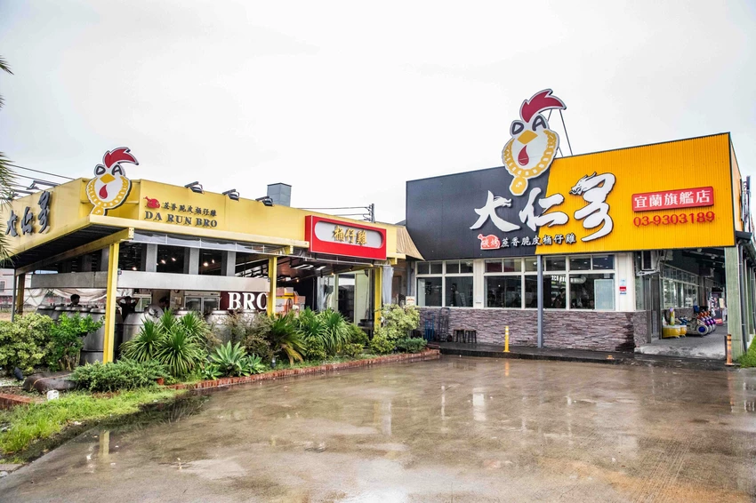 宜蘭交流道旁超人氣烤雞！大仁哥脆皮桶仔雞，外酥內嫩蔗香入味。