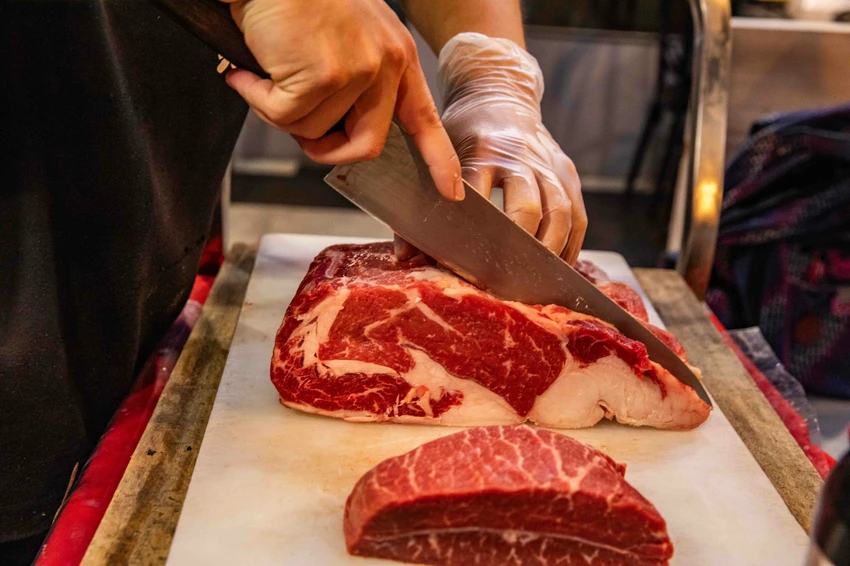 桃園燒肉吃到飽王者！大漠紅奢華升級，夢幻厚切牛舌無限續點。