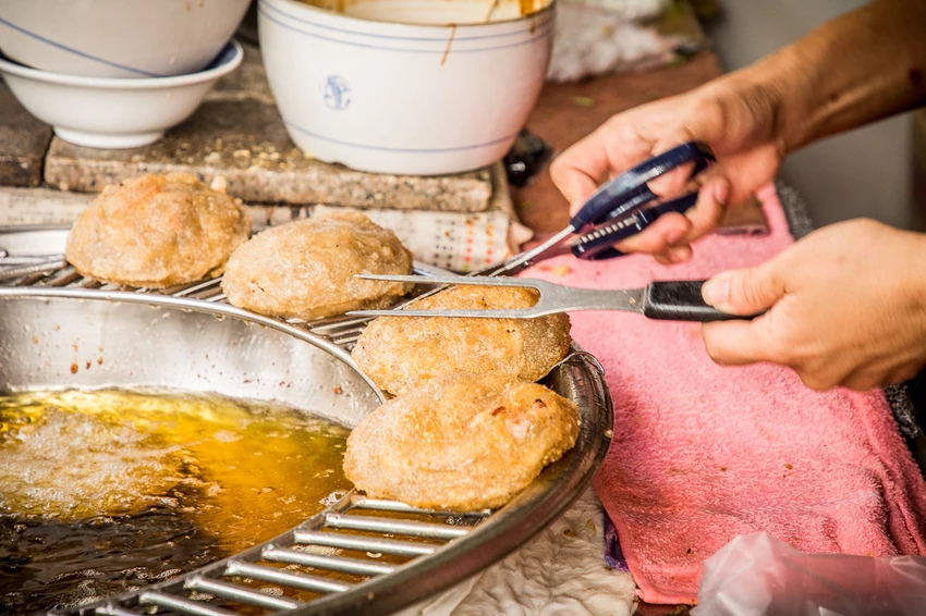 彰化二林菜市場隱藏版!肉圓壽內餡爆多,搭配甘甜竹筍湯只要20元。!