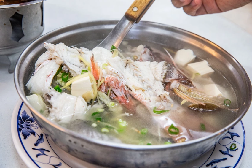 三葉活海鮮｜公開透明不偷斤減兩，料理全程通通看得到，在地經營傳承三代五十年活海鮮