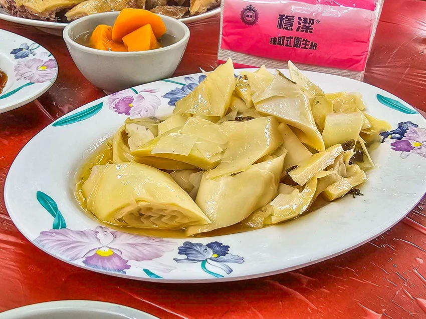 陽明山超佛心土雞城！米粉湯地瓜湯無限吃到飽，戶外大樹下用餐超有FU。