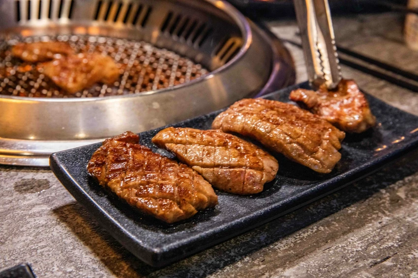 桃園燒肉吃到飽王者！大漠紅奢華升級，夢幻厚切牛舌無限續點。