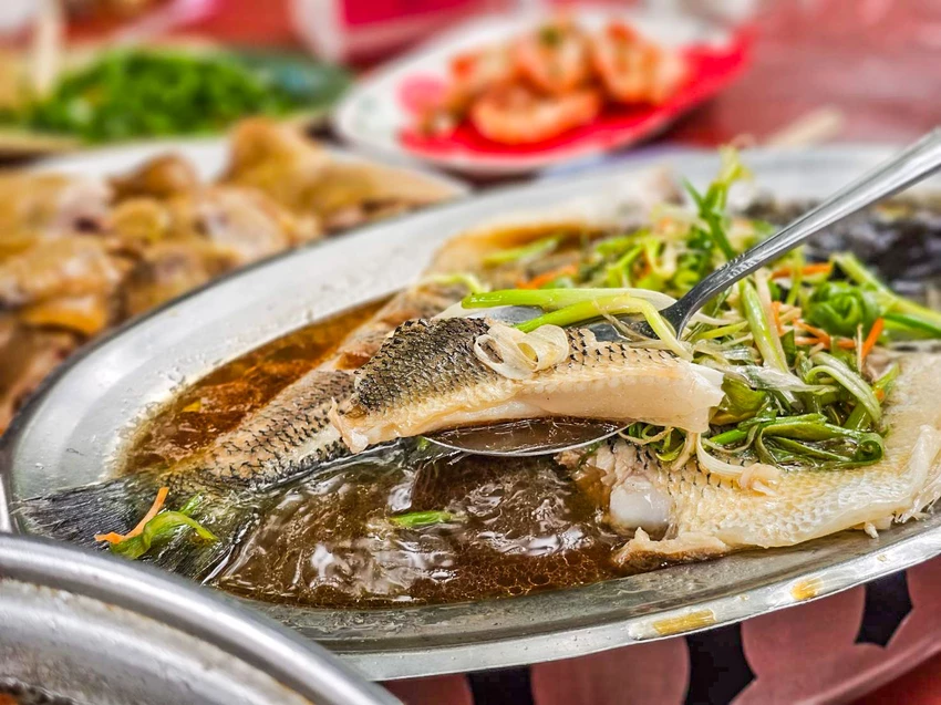 陽明山超佛心土雞城！米粉湯地瓜湯無限吃到飽，戶外大樹下用餐超有FU。