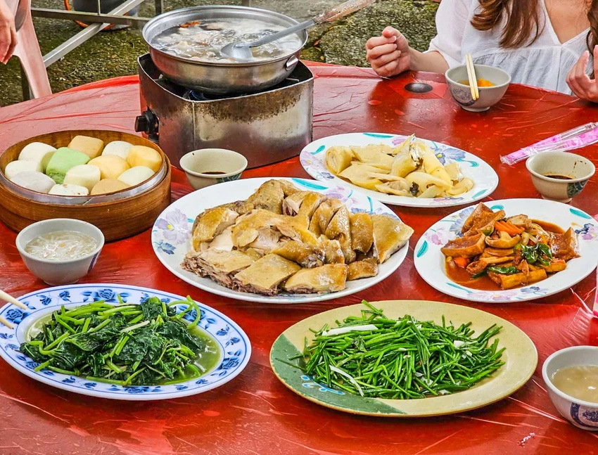 陽明山超佛心土雞城！米粉湯地瓜湯無限吃到飽，戶外大樹下用餐超有FU。