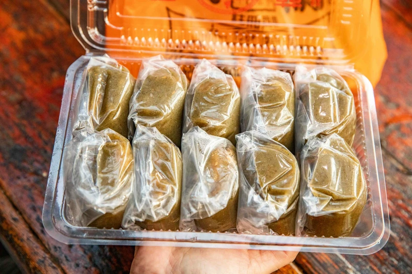 九份必買伴手禮！阿蘭草仔粿銅板價20元就能吃到，九份老街人氣排隊小吃。