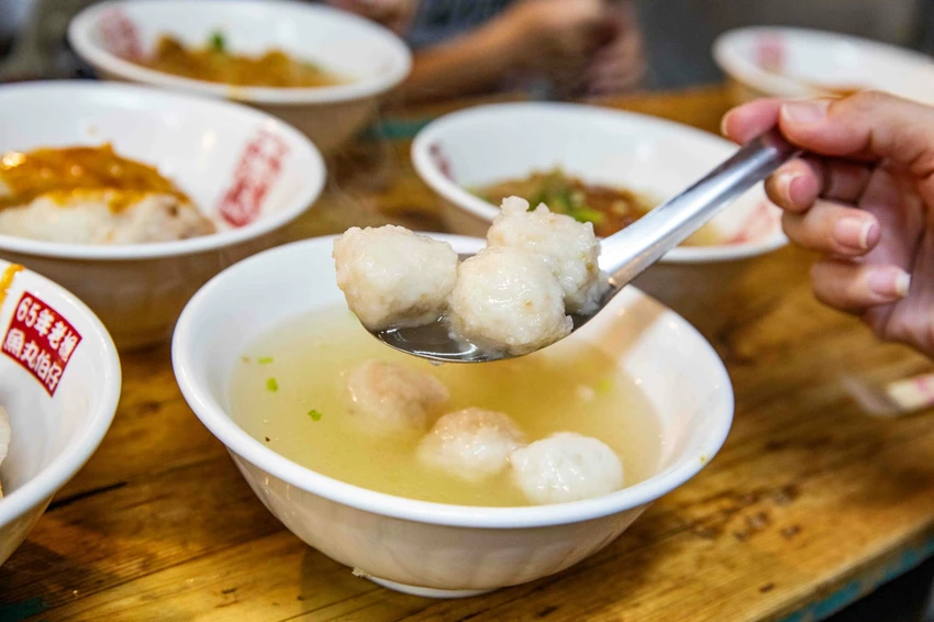 九份老街美食推薦！魚丸伯仔70年老店天天排隊，魚丸湯 乾冬粉全都35元。