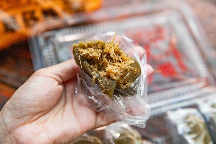 九份必買伴手禮！阿蘭草仔粿銅板價20元就能吃到，九份老街人氣排隊小吃。