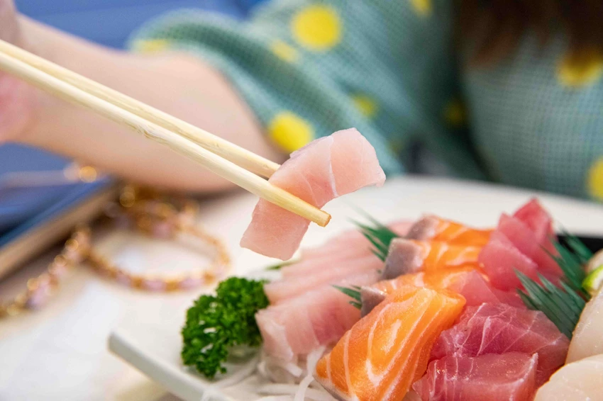 花蓮隱藏版美食！勝一生魚片兩倍厚切生魚片，內行人都推高CP值美食。