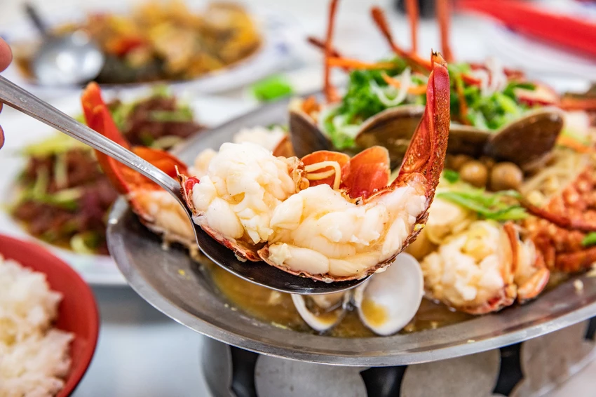 三葉活海鮮｜公開透明不偷斤減兩，料理全程通通看得到，在地經營傳承三代五十年活海鮮