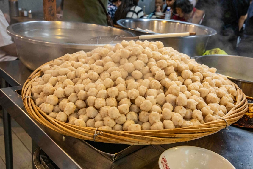 九份老街美食推薦！魚丸伯仔70年老店天天排隊，魚丸湯 乾冬粉全都35元。