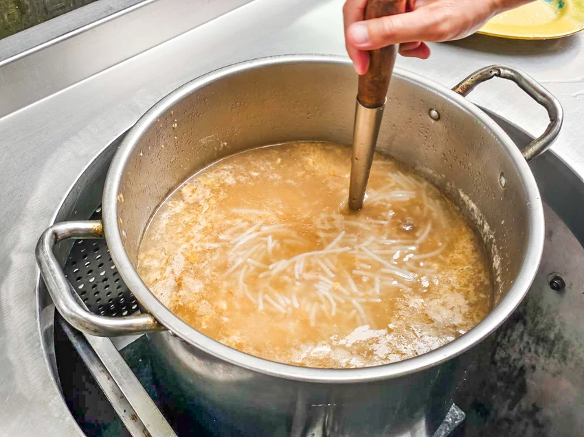 陽明山超佛心土雞城！米粉湯地瓜湯無限吃到飽，戶外大樹下用餐超有FU。