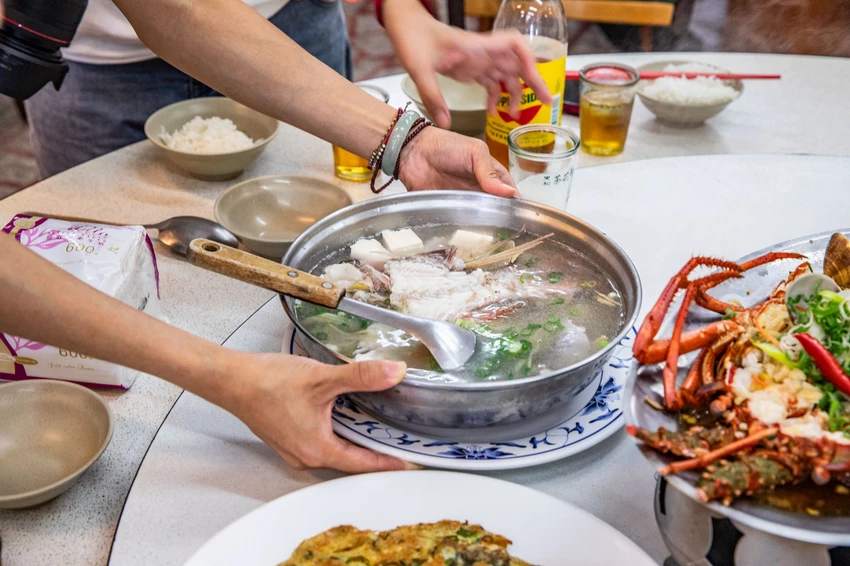 三葉活海鮮｜公開透明不偷斤減兩，料理全程通通看得到，在地經營傳承三代五十年活海鮮