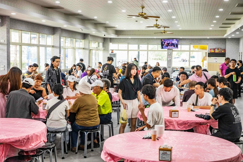 宜蘭交流道旁超人氣烤雞！大仁哥脆皮桶仔雞，外酥內嫩蔗香入味。